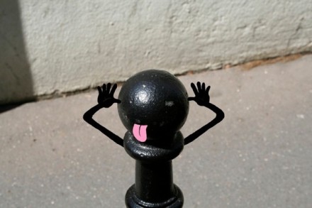 Streetart Hugo le poteau malicieux