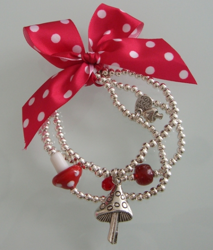 Armband mit Anhänger von Ninuschka auf DaWanda