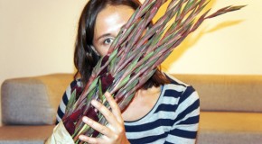 Den ganzen Arm voller Blumen