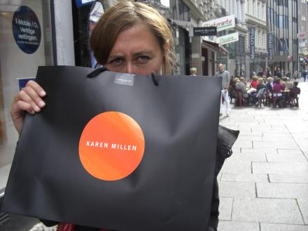 Neue schwarze Tüten bei Karen Millen