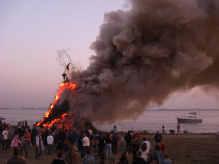 Osterfeuer in Blankenese