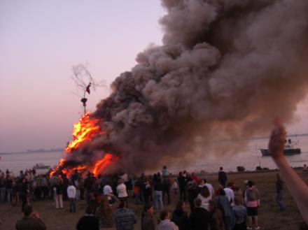 Osterfeuer in Blankenese