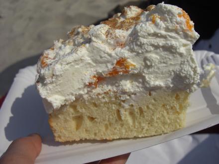 Gigantischer Schmandkuchen an der Ostsee