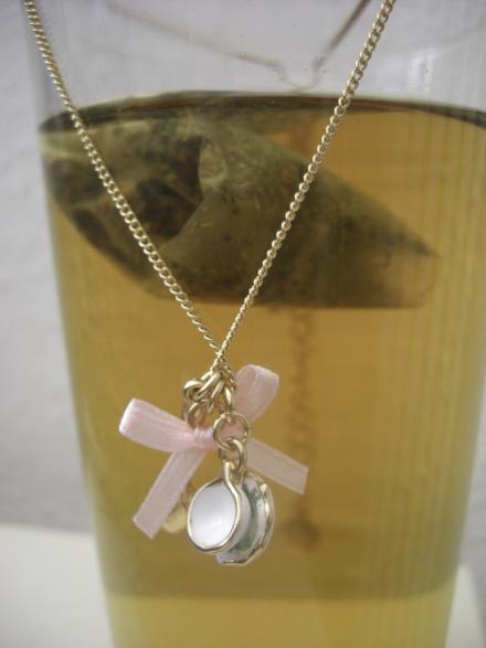 Teekette mit rosa Schleifchen