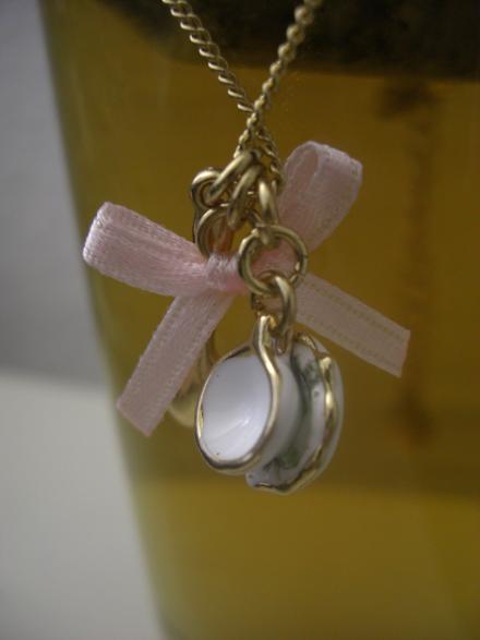 Teekette mit rosa Schleifchen