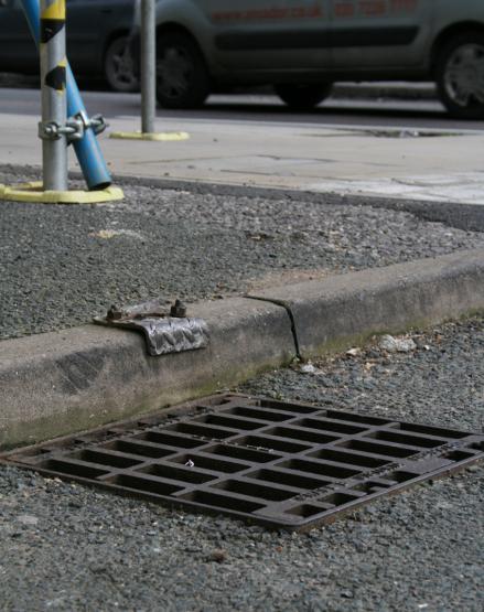 Drain Guy von Slinkachu