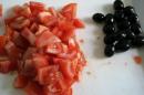 Tomaten und Oliven für Trüffelpasta