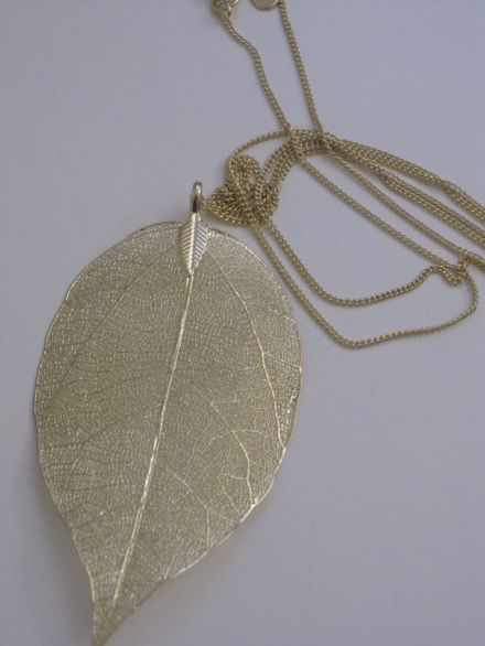 Goldene Kette mit Blatt