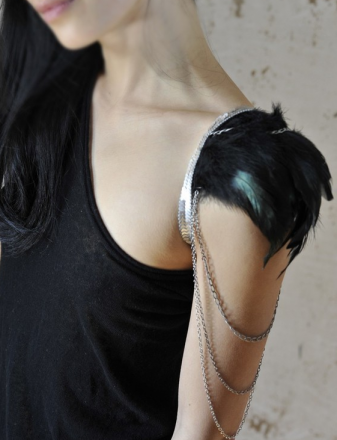 Ausgefallener Armschmuck mit Federn